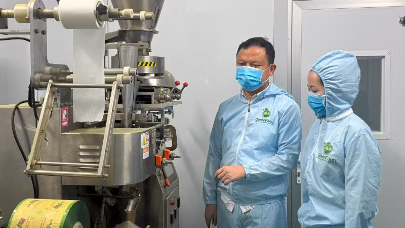 Dây chuyền đóng gói trà matcha của anh Trần Văn Tân (Thanh Hóa).