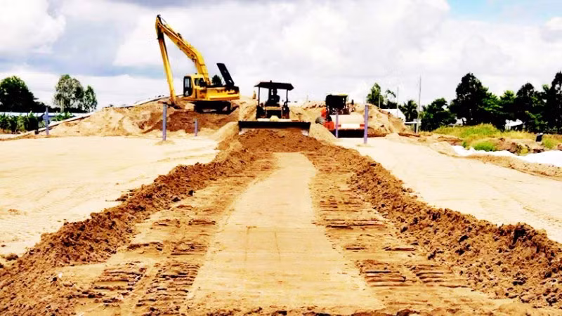 Dự án đường cao tốc Châu Đốc-Cần Thơ-Sóc Trăng đang được các nhà thầu đắp cát gia tải tuyến chính, sản lượng toàn dự án đạt khoảng 60% giá trị hợp đồng.