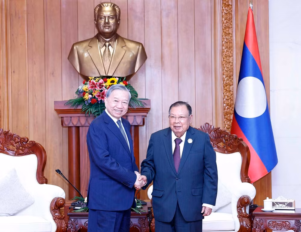 Tổng Bí thư Tô Lâm gặp nguyên Tổng Bí thư, Chủ tịch nước Lào Bounnhang Vorachit. (Ảnh: Thống Nhất/TTXVN)