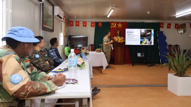 Bệnh viện dã chiến cấp 2 số 7 của Việt Nam tổ chức buổi huấn luyện chuyên môn y tế cho các đối tượng là sĩ quan gìn giữ hòa bình thuộc các cơ quan, phòng, ban của sở chỉ huy Phân khu Unity. (Ảnh: TIẾN PHÚC)