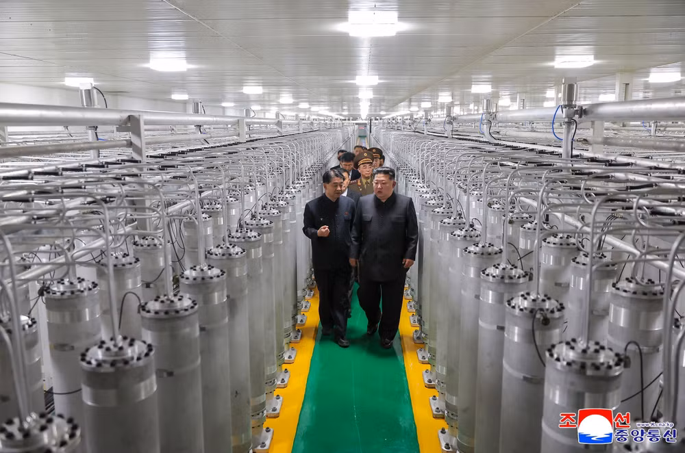 Nhà lãnh đạo Triều Tiên Kim Jong Un (phải, phía trước) thăm nhà máy sản xuất vật liệu hạt nhân mới khánh thành, ngày 3/6/2026. (Ảnh: KCNA/TTXVN)