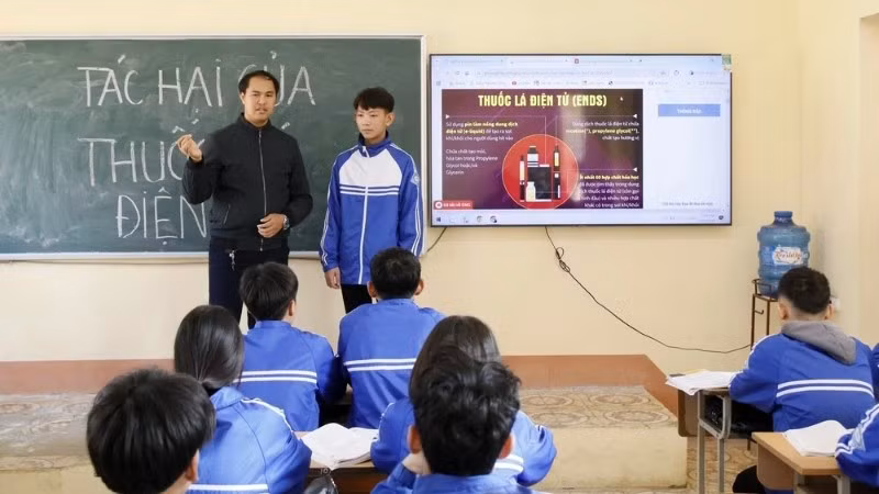 Buổi tuyên truyền về tác hại của thuốc lá lồng ghép trong các giờ học ngoại khoá tại Trường trung học phổ thông Trung Nghĩa, Xã Tu Vũ, tỉnh Phú Thọ. (Ảnh: baophutho.vn)