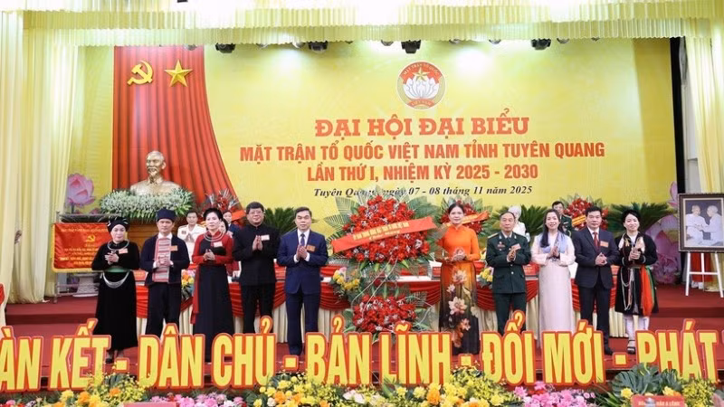 Đồng chí Hà Thị Nga, Ủy viên Trung ương Đảng, Phó Chủ tịch Ủy ban Trung ương Mặt trận Tổ quốc Việt Nam tặng hoa chúc mừng Đại hội.