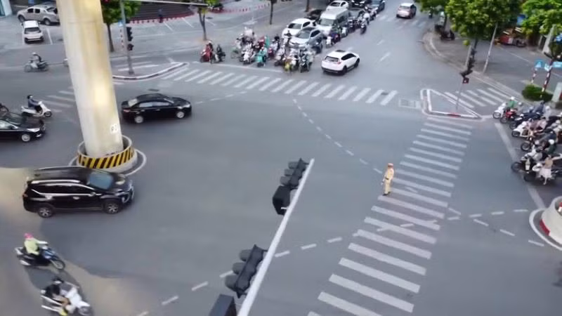 Hệ thống đèn tín hiệu giao thông có vai trò quan trọng trong điều phối phương tiện.