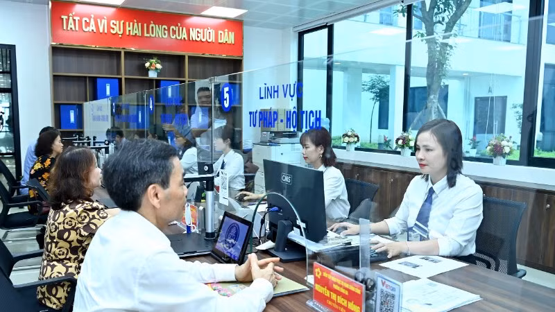 Giải quyết các thủ tục hành chính cho người dân tại Điểm Phục vụ hành chính công phường Đống Đa, Thành phố Hà Nội. (Ảnh: ĐĂNG KHOA)