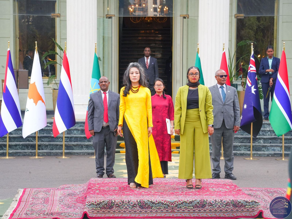 Đại sứ Vũ Thanh Huyền tham dự Lễ chào cờ tại Phủ Tổng thống ở thủ đô Addis Ababa. anh-le-chao-co-tai-phu-tong-thong-2.jpg