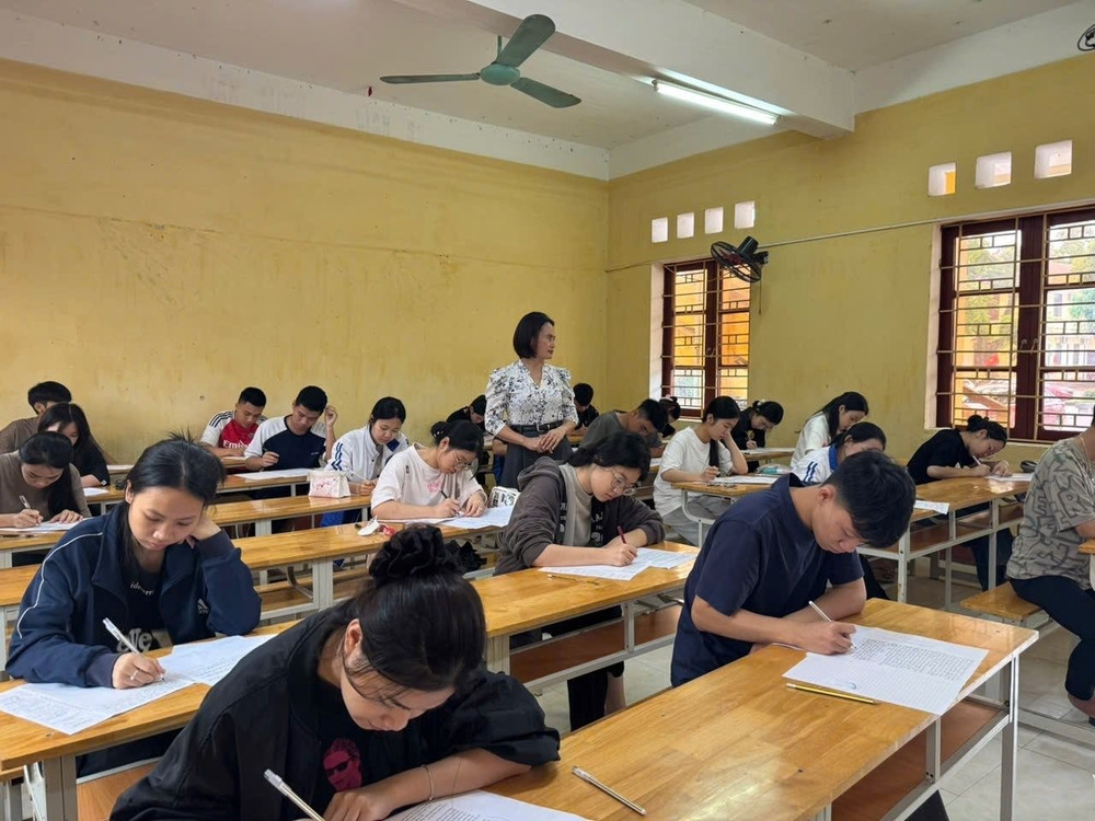 Học sinh lớp 12 Trường trung học phổ thông Lam Kinh (huyện Thọ Xuân, Thanh Hóa) trong giờ khảo sát kiểm tra chất lượng.