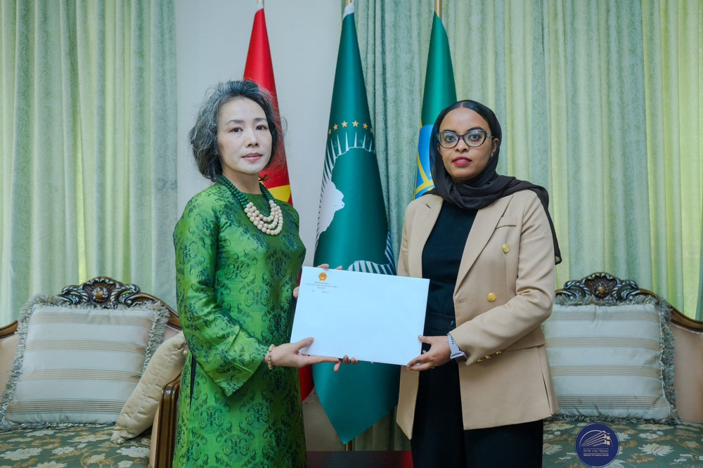 Đại sứ Vũ Thanh Huyền trình bản sao Quốc thư lên Tiến sĩ Jemal Beker Abdelaziz, Cục trưởng Cục Lễ tân - Bộ Ngoại giao Ethiopia. anh-trinh-ban-sao-copy-cho-cuc-truong-cuc-le-tan-ethiopia-1.jpg