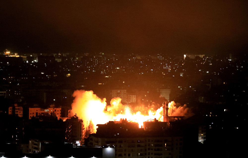 Khói lửa bốc lên sau cuộc không kích của Israel xuống ngoại ô của Beirut, Liban ngày 5/6/2025. (Ảnh: THX/TTXVN)