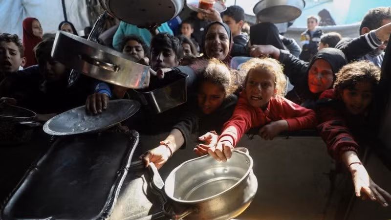Người dân Palestine nhận thức ăn miễn phí tại một trại dành cho người tị nạn ở Beit Lahia, phía bắc Dải Gaza, ảnh chụp ngày 15/3/2026. (Ảnh: XINHUA)
