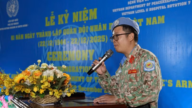 Thiếu tá, Tiến sĩ Trần Đức Tài - Giám đốc Bệnh viện dã chiến cấp 2 số 7 phát biểu tại Lễ kỷ niệm. (Ảnh: TIẾN PHÚC)