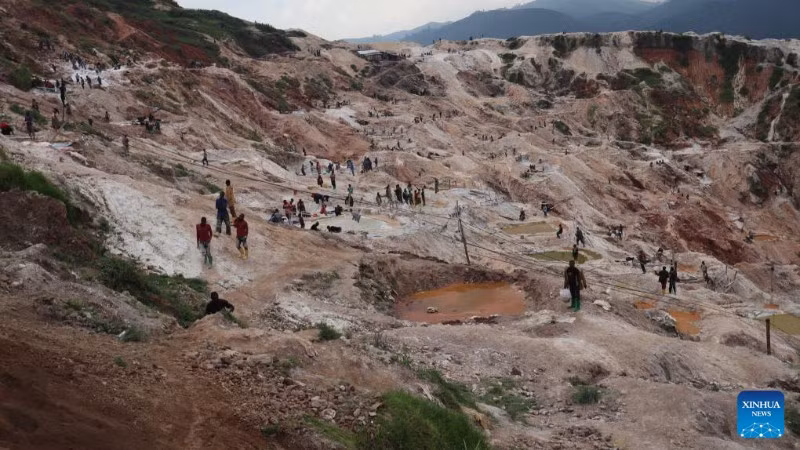 Công nhân khai thác mỏ ở Cộng hòa Dân chủ Congo. (Ảnh: Xinhua)