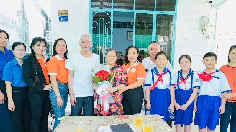 Đoàn đến thăm, tặng quà bà tri ân bà Nguyễn Thị Bạc, thương binh hạng 4/4 tại phường Bạc Liêu. img-2670-4370.jpg