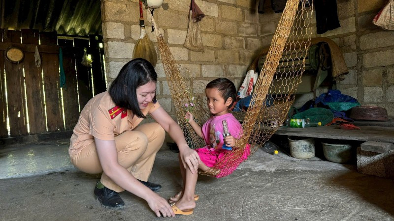Chương trình “Mẹ đỡ đầu” và chương trình “Ngày mai tươi sáng” có ý nghĩa nhân văn sâu sắc, thể hiện sự quan tâm đồng hành của lực lượng Công an Lạng Sơn nói chung, Hội Phụ nữ Công an Lạng Sơn nói riêng trong hoạt động chăm sóc, giáo dục trẻ em. 1-cung-co-vung-chac-the-tran-an-ninh-nhan-dan-1-7361.jpg