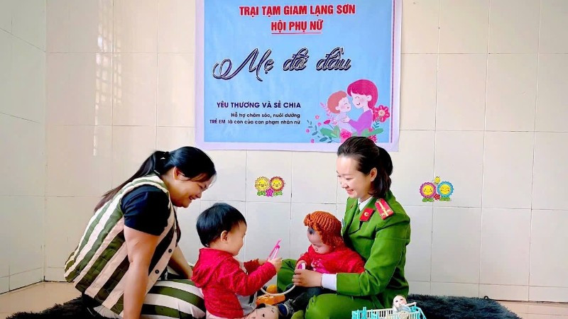 Hưởng ứng Chương trình “Mẹ đỡ đầu”, đến nay, các cấp Hội Phụ nữ Công an tỉnh đang nhận hỗ trợ nuôi dưỡng, chăm sóc 22 cháu với tổng kinh phí hơn 600 triệu đồng. 1-cung-co-vung-chac-the-tran-an-ninh-nhan-dan-2-1432.jpg
