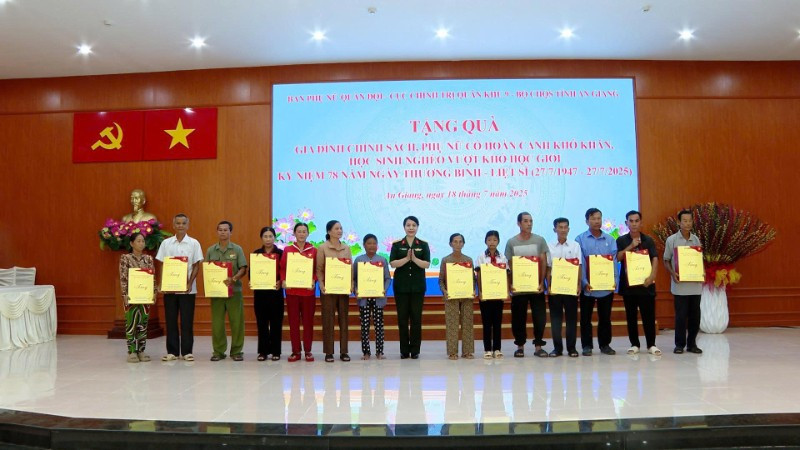 Đoàn công tác Ban Phụ nữ Quân đội tặng quà các gia đình chính sách và phụ nữ khó khăn ở An Giang. a4-2213.jpg