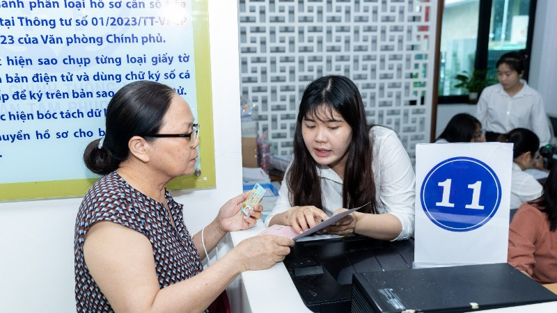 Cán bộ, công chức hỗ trợ người dân làm thủ tục hành chính. 1-hoan-thien-to-chuc-bo-may-va-hoat-dong-cua-chinh-quyen-cap-xa-2-8811.jpg