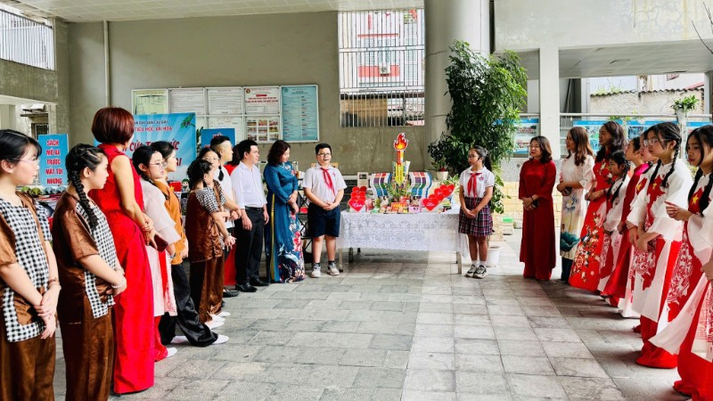 Thầy và trò Trường tiểu học An Hòa, phường Cầu Giấy, thành phố Hà Nội trong chương trình Ngày sách và Văn hóa đọc Việt Nam năm 2025. (Ảnh: THU HUYỀN) 498585831-1301054958686920-551260331417757700-n-3288.jpg