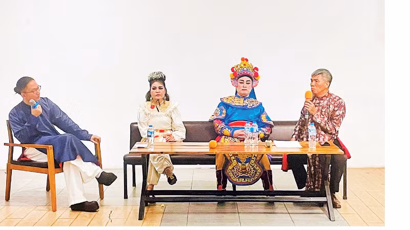 Các nghệ sĩ giao lưu cùng khán giả tại sự kiện “Hạ hồi Talkshow”.