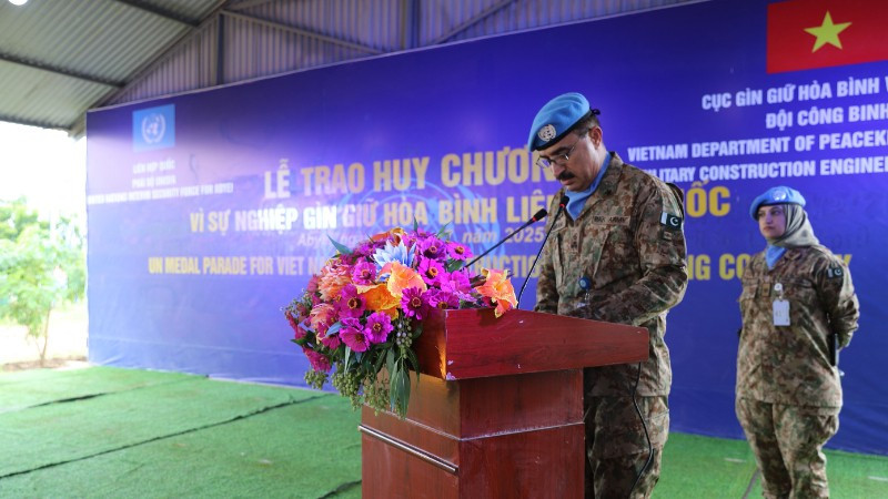 Chuẩn tướng Ameer Muhammad Umrani, Phó Tư lệnh lực lượng quân sự Phái bộ UNISFA ghi nhận những đóng góp của Đội Công binh số 3 Việt Nam. img-1037-2132.jpg