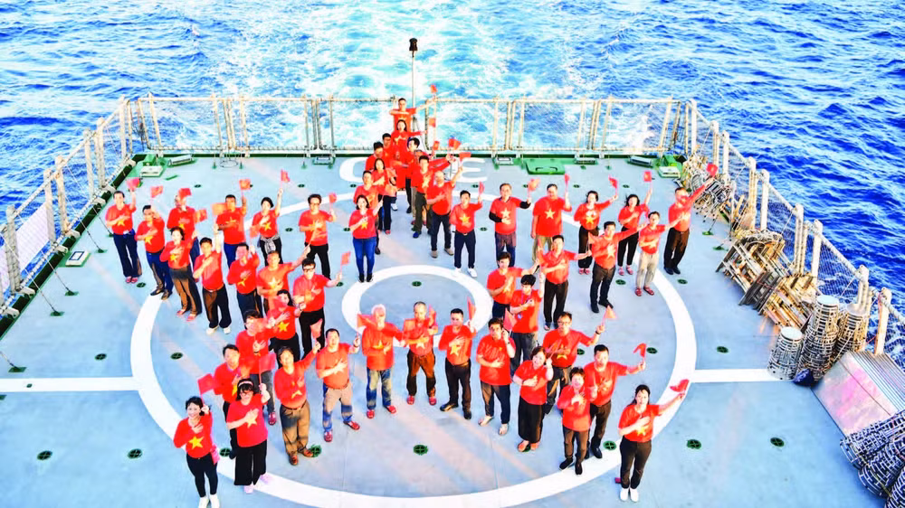 Đoàn kiều bào thăm quân và dân huyện đảo Trường Sa và Nhà giàn DK1, trên “Chuyến tàu Đại đoàn kết”. (Ảnh TTXVN phát)