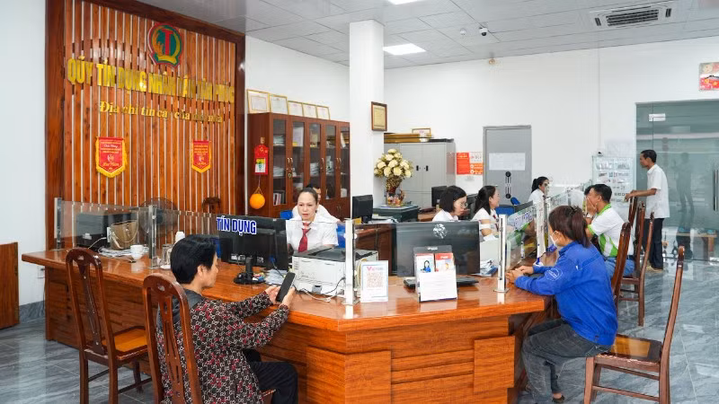 Khách hàng giao dịch tại Quỹ tín dụng nhân dân Tân Phúc (tỉnh Hưng Yên).