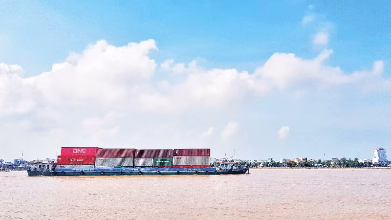 Tàu chở container trên sông Tiền. (Ảnh: ANH QUÂN)