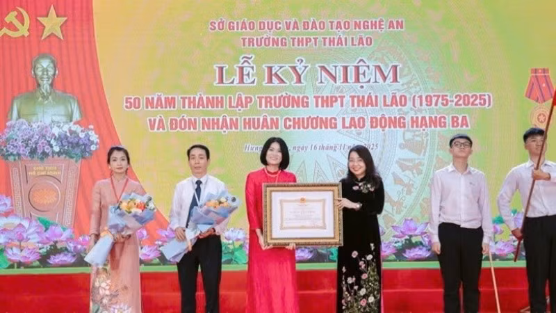 Lãnh đạo Trường trung học phổ thông Thái Lão vinh dự đón nhận Huân chương Lao động Hạng Ba. 