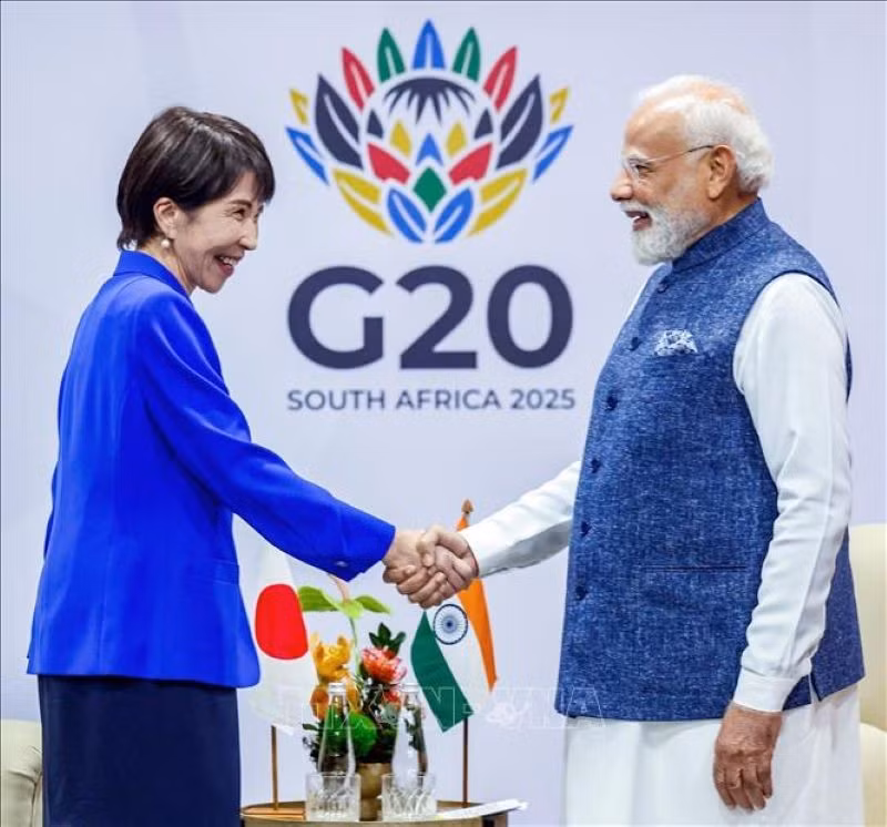 Thủ tướng Nhật Bản Sanae Takaichi và Thủ tướng Ấn Độ Narendra Modi tại cuộc gặp bên lề Hội nghị thượng đỉnh G20 ở Nam Phi. (Ảnh: ANI/TTXVN)