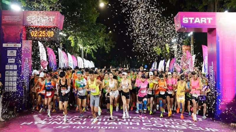 VNExpress Marathon Hanoi Midnight hằng năm luôn thu hút hàng nghìn vận động viên tham dự.