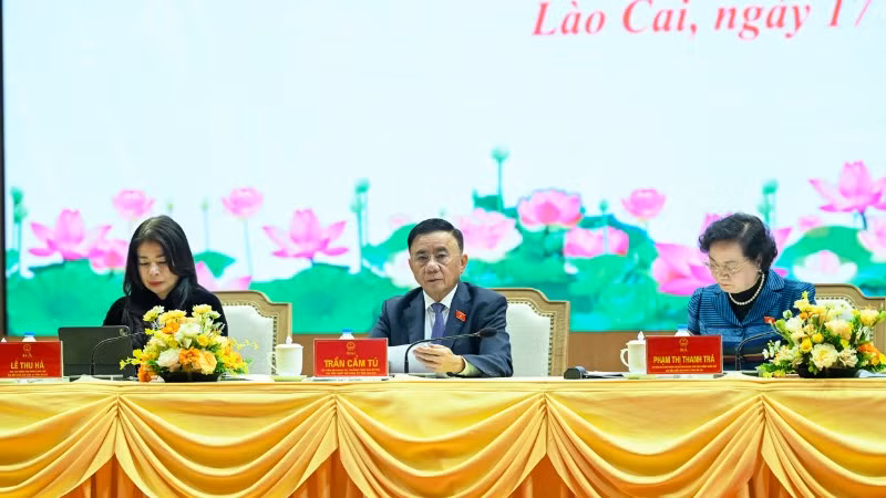 Thường trực Ban Bí thư Trần Cẩm Tú và các đại biểu dự Hội nghị tiếp xúc cử tri sau Kỳ họp thứ 10, Quốc hội Khóa XV. (Ảnh: DUY LINH)