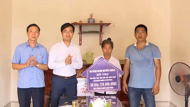 Lãnh đạo huyện Thanh Ba trao kinh phí hỗ trợ xây nhà cho gia đình bà Đoàn Thị Tính ở khu 1, xã Đồng Xuân, huyện Thanh Ba.