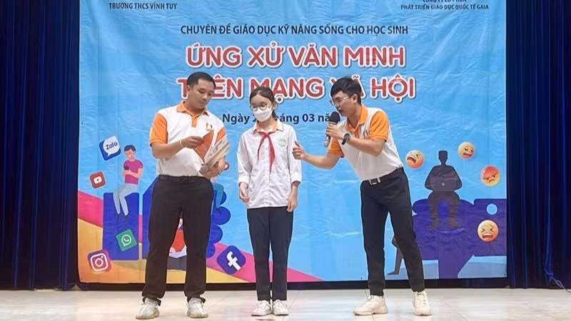 Một buổi tổ chức chuyên đề giáo dục kỹ năng sống cho học sinh "Ứng xử văn minh trên mạng xã hội" tại Trường THCS Vĩnh Tuy (Hà Nội).