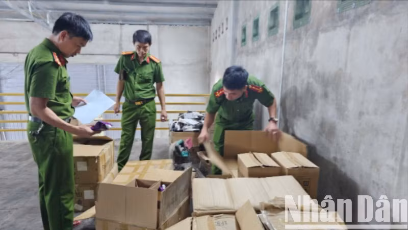 Công an Quảng Trị phát hiện, thu giữ 2,5 tấn mỹ phẩm không rõ nguồn gốc.