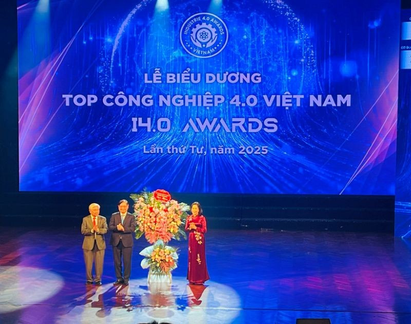 Đồng chí Nguyễn Thị Thanh - Phó Chủ tịch Quốc hội tặng hoa chúc mừng chương trình.