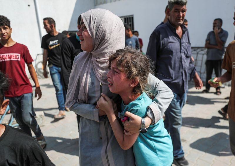 Người dân Palestine thương tiếc các nạn nhân thiệt mạng trong vụ không kích của Israel tại Gaza. (Ảnh: THX/TTXVN)