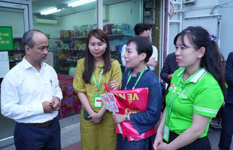 Chủ nhiệm Ủy ban Nhà nước về người Việt Nam ở nước ngoài Nguyễn Trung Kiên trò chuyện với các cô giáo Trường Việt ngữ Cây Tre. 800.jpg
