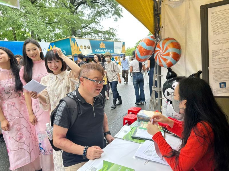 Tổng Lãnh sự quán Việt Nam tại Osaka đón tiếp hàng trăm lượt người đến tư vấn các thủ tục liên quan đến hộ chiếu, đăng ký khai sinh, kết hôn, quốc tịch, giấy tờ cá nhân và các dịch vụ lãnh sự khác. 852381ba4610f24eab01-1.jpg