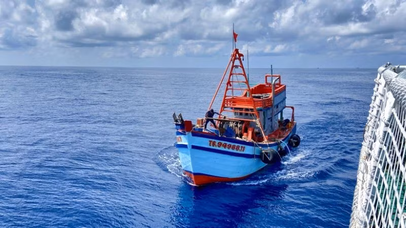 Tàu cá có thuyền viên bị tai nạn lao động.