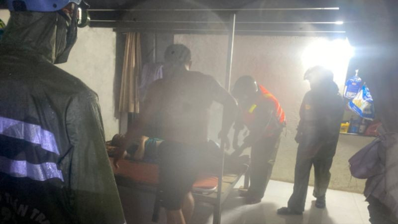 Công an phường Hòa Khánh Nam, quận Liên Chiểu, thành phố Đà Nẵng hỗ trợ đưa người dân bị bệnh nặng ra khỏi khu vực ngập lụt để tránh, trú bão an toàn. (Ảnh: Công an cung cấp)