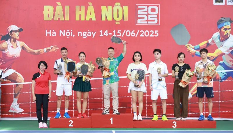 Ban tổ chức trao giải cho các vận động viên đoạt giải. be-mac.jpg
