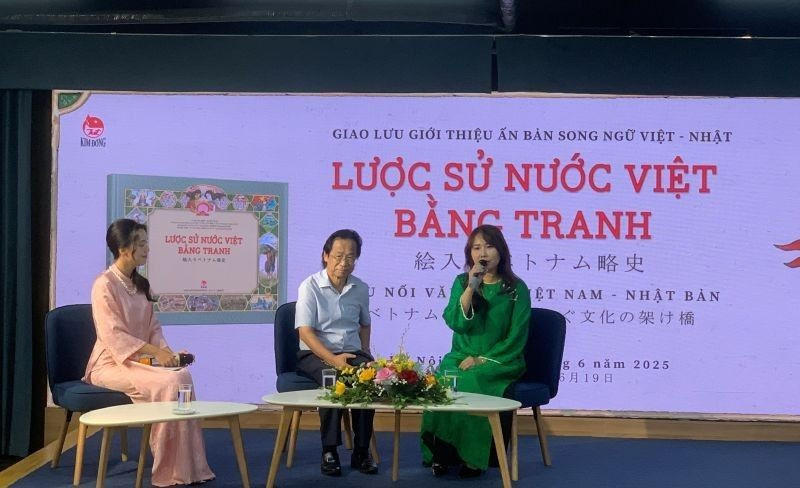 Các đại biểu tham gia giao lưu với độc giả tại Lễ ra mắt sách. ra-mat-sach-9618.jpg