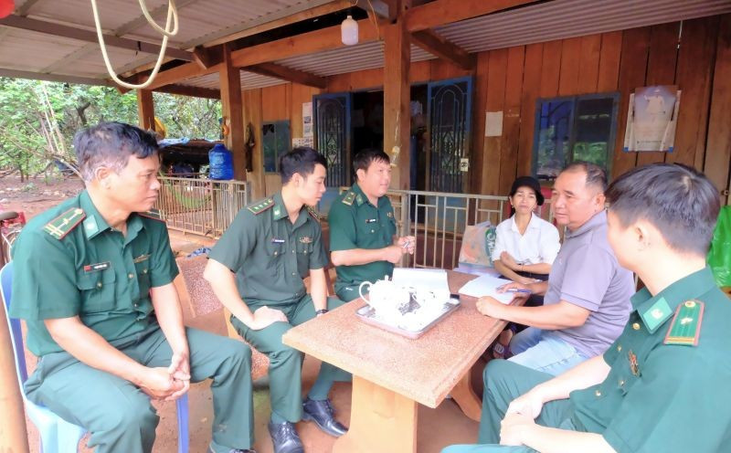 Cán bộ Đồn Biên phòng Đắk Ơ xuống địa bàn nắm tình hình tại thôn Bù Bưng, xã Đắk Ơ, huyện Bù Gia Mập. bo-doi-2.jpg