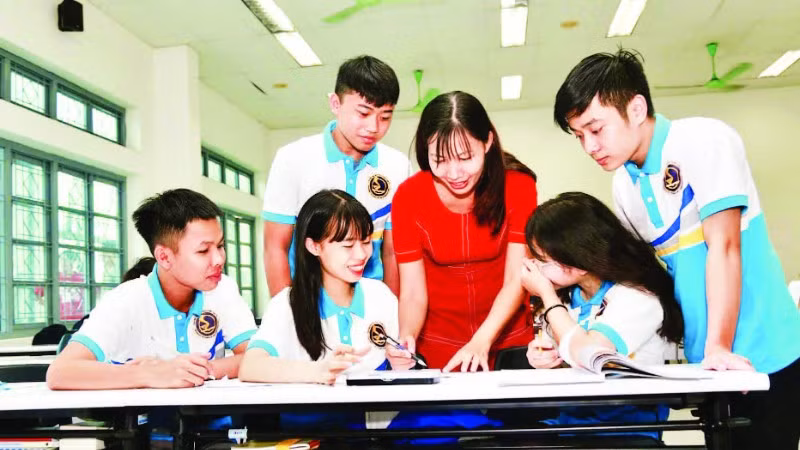 Giảng viên và sinh viên Trường đại học Giao thông vận tải trong giờ học môn Hình họa-Vẽ kỹ thuật.