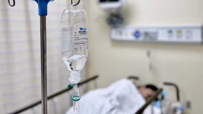 Một người bệnh bị ngộ độc thực phẩm được truyền dịch tại cơ sở y tế trên địa bàn thành phố Hồ Chí Minh. (Ảnh minh họa)