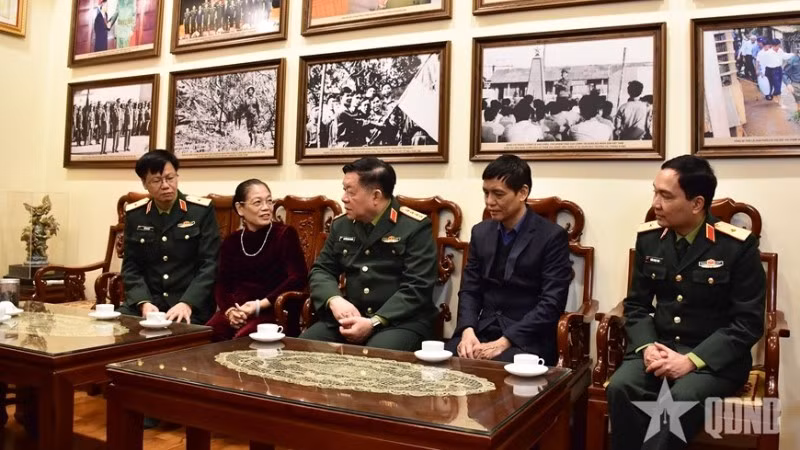 Đại tướng Nguyễn Trọng Nghĩa và đoàn công tác thăm, chúc Tết đại diện gia đình nguyên Tổng Bí thư Lê Khả Phiêu. (Ảnh: QĐND)