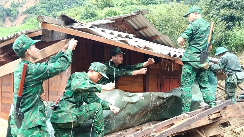 Cán bộ, chiến sĩ hỗ trợ người dân khắc phục hậu quả sau lũ quét. 8-dien-bien-2-8047.jpg