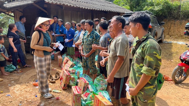Các tổ chức, đoàn thể, cá nhân cùng nhau liên hệ, kết nối, thiết thực hỗ trợ đồng bào vượt qua hoạn nạn. 8-dien-bien-3-162.jpg