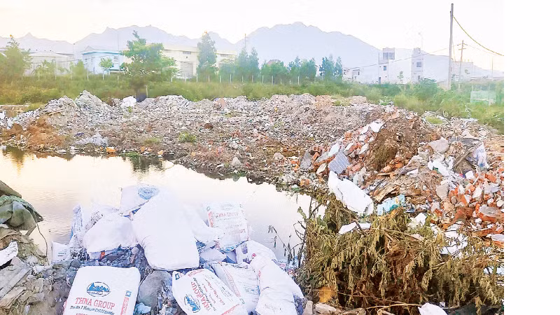 Chất thải xây dựng đổ trái phép gây ô nhiễm nguồn nước tại khu vực cạnh Nhà máy xử lý nước thải Liên Chiểu, thành phố Đà Nẵng.