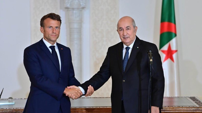 Tổng thống Algeria Abdelmadjid Tebboune bắt tay Tổng thống Pháp Emmanuel Macron tại lễ ký kết diễn ra ở thủ đô Algiers, Algeria, ngày 27/8/2022. (Ảnh: Tân Hoa xã)